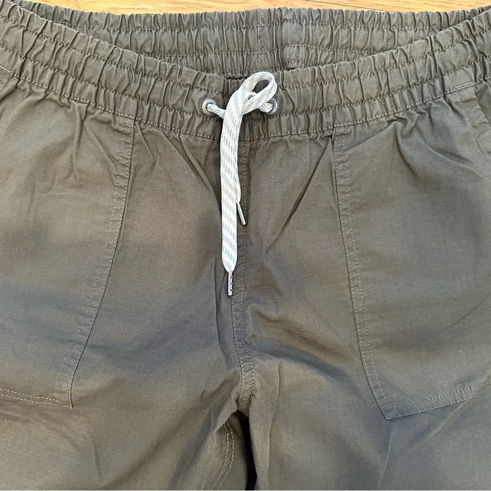 NWOT Vuori Ripstop Pants in Dark Oregano. Size Medium. Lightweight - Picture 3 of 10